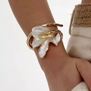 Vintage Calla Lily Flower Cuff Bracelet. Holiday Gift 💝 Unique Floral Bracelet